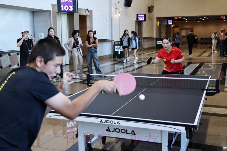 国乒队员与美国当地青少年交流互动 国乒队员与美国当地青少年交流互动